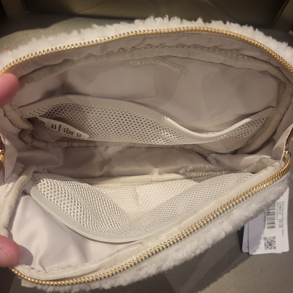 Everywhere Belt Bag Large 2L Fleece - Picture 2 of 10